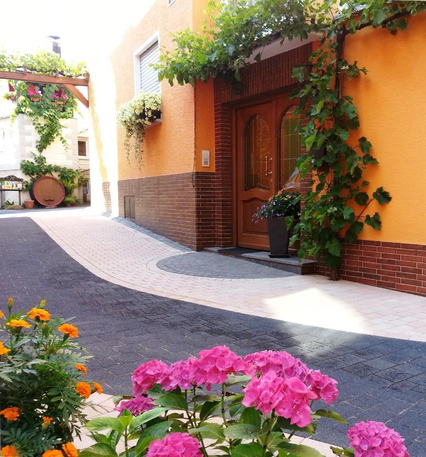 Weinstube Pension Moselbluemchen Zeltingen-Rachtig Luaran gambar